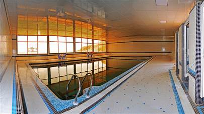 استخر هتل ساحل طلایی قشم استخر هتل ساحل طلایی قشم